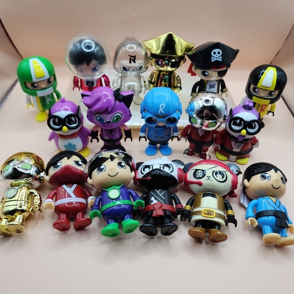 17 Ryans World Figures Lot Blind Bags Penguin Ninja Racer Pirate Panda - Picture 1 of 8